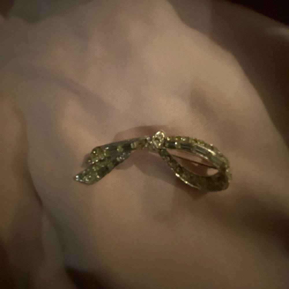 Bow Pin
